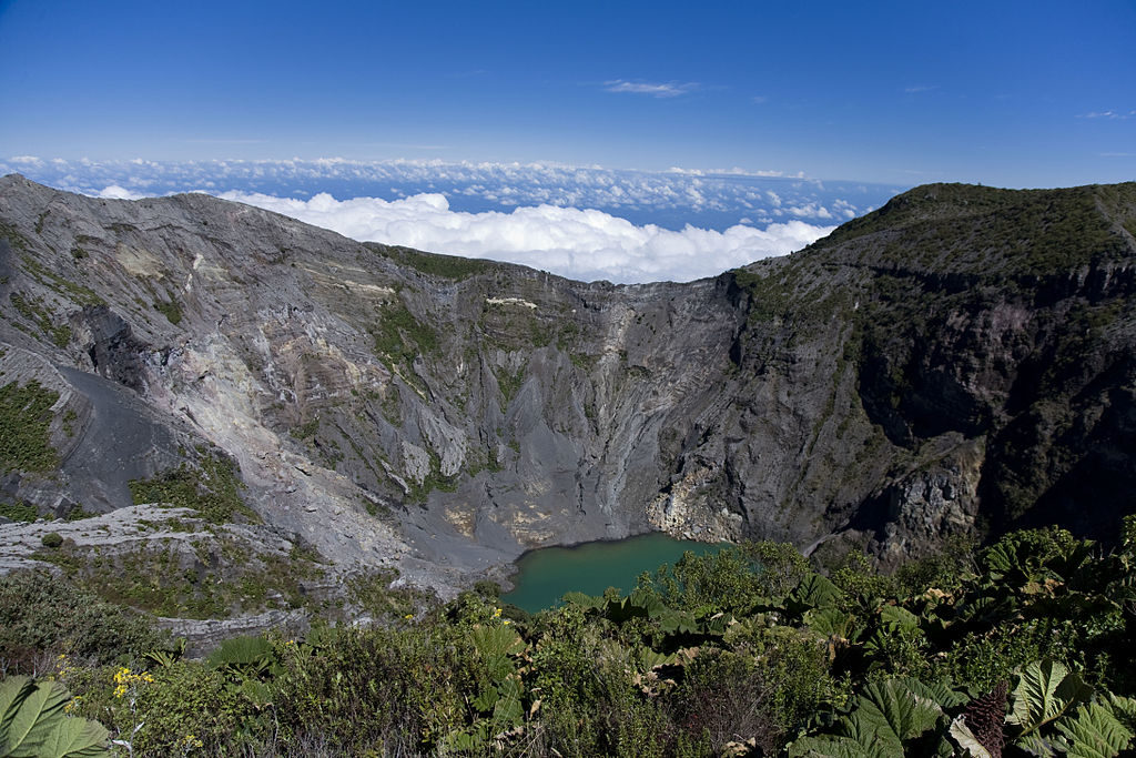 Volcan Irazú au Costa Rica avec son cratère rempli d'un lac couleur émeraude. Que voir au Costa Rica ?