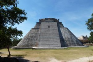 pyramide-ruines-uxmal-au-yucatan
