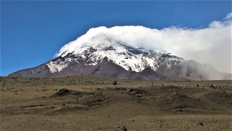Un des volcans d'Équateur : le Chimborazo avec des nuages à son sommet