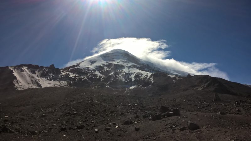 volcan Chimborazo avec le sommet ensoleillé