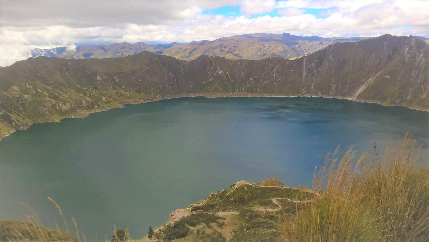Les volcans d'Équateur : vue d'ensemble de la lagune de Quilotoa,