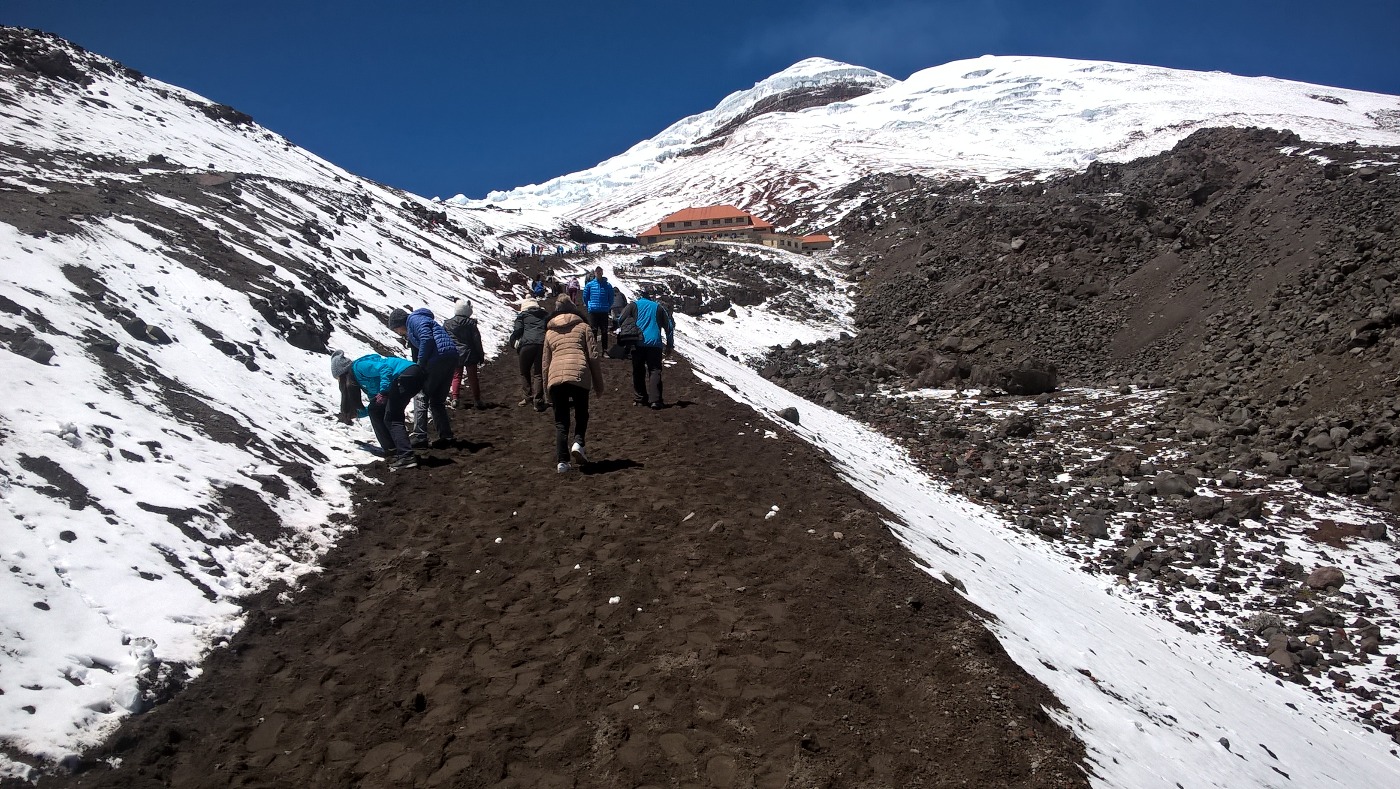 groupe de personnes se dirigeant vers le refuge