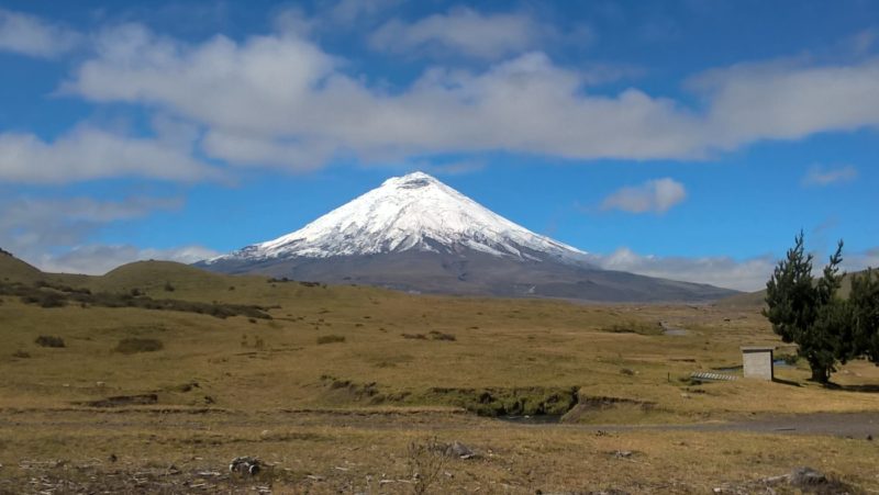Les volcans d'Équateur: le volcan Cotopaxi vu de loin