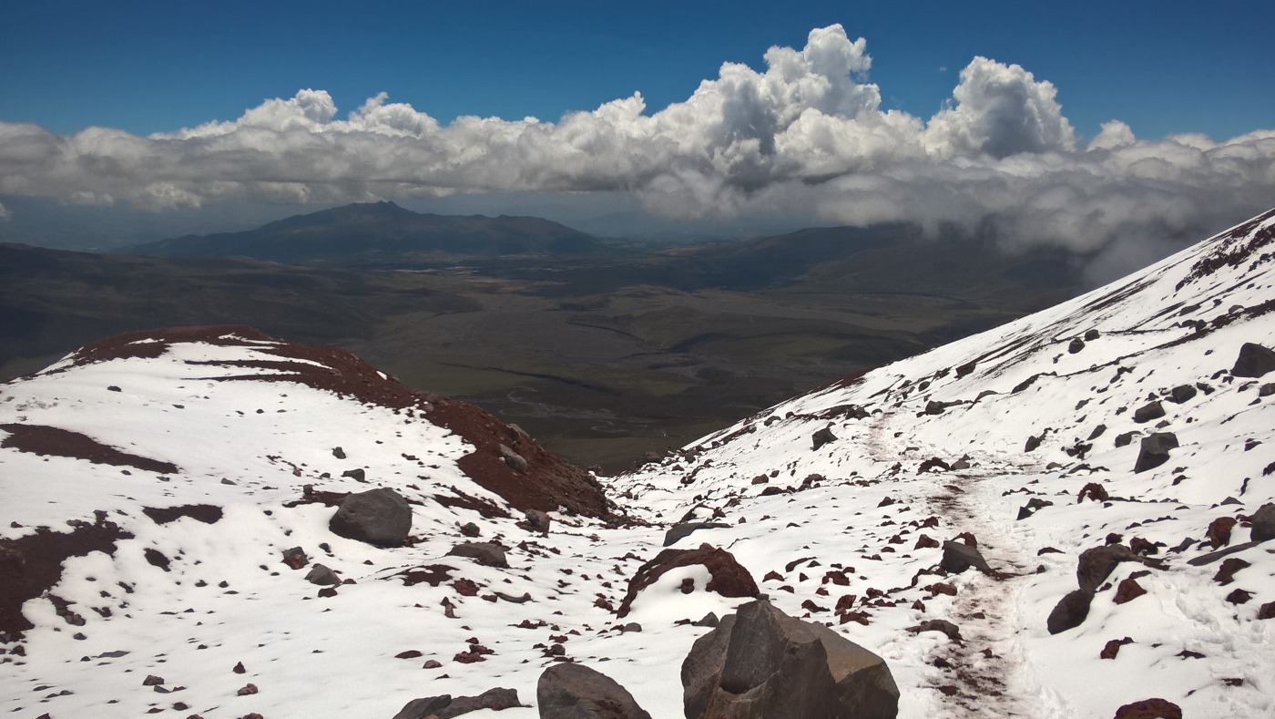 photo prise depuis le Cotopaxi enneigé où l'on observe les vallées
