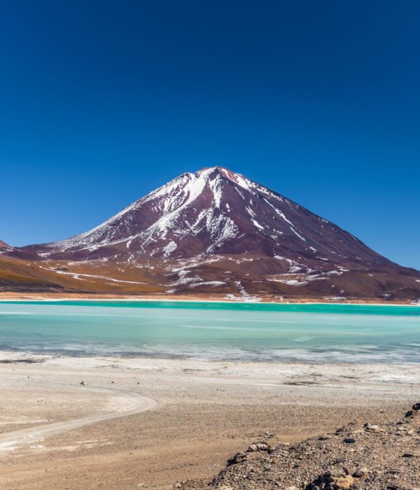 Le Volcan Licancabur : un géant aux pieds de sel