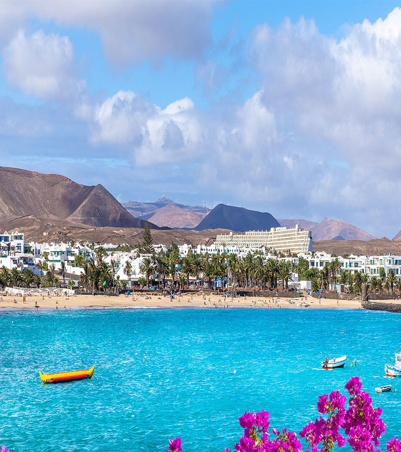 Panorama sur la Costa de Teguise à Lanzarote avec ses sublimes contrastes de couleurs
