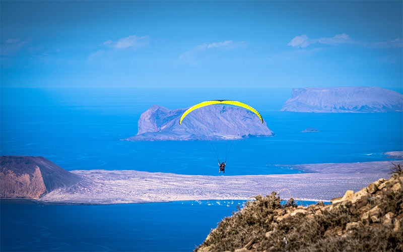 Faire du parapente ou admirer le panorama de l'île de Lanzarote sur les hauteurs El Bosquecillo
