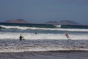 Pratiquer le surf sur la fameuse plage de Famara à Lanzarote