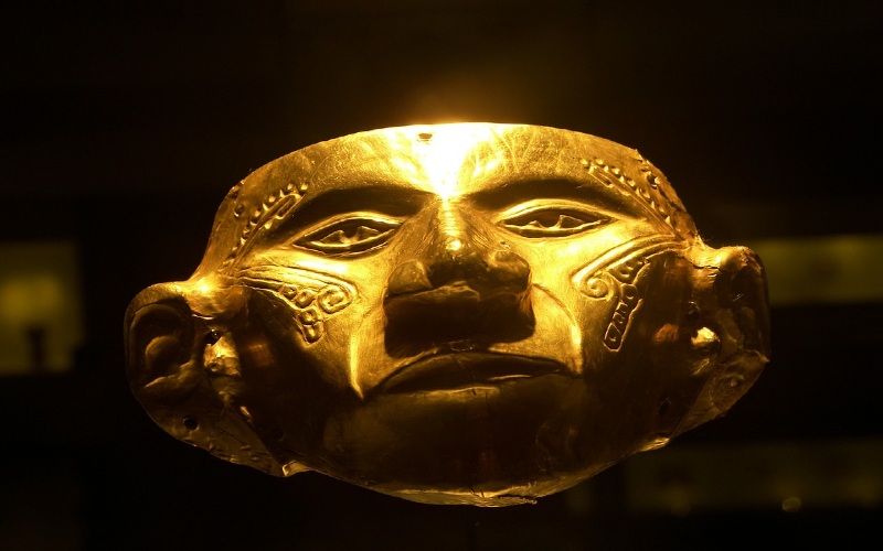 Tête humaine en or exposée au Musée de l'or