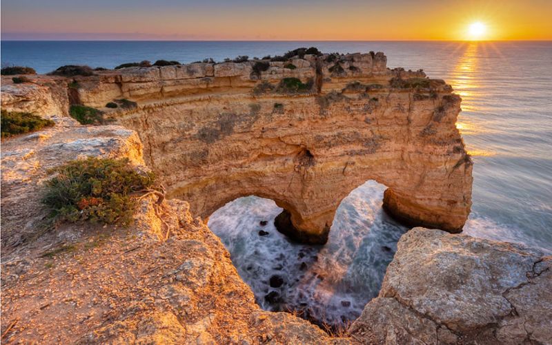 Falaise en forme de coeur Praia marinha au Portugal