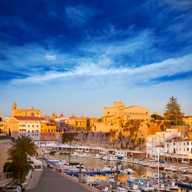 Ciutadella Menorca Hôtel de ville et cathédrale du port