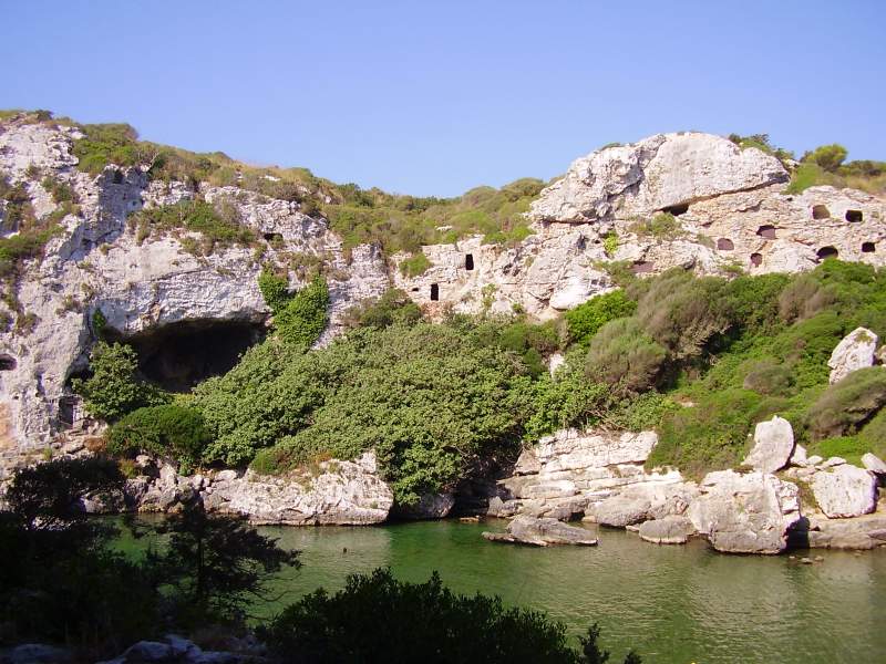 La cala Coves à Minorque, en Espagne 