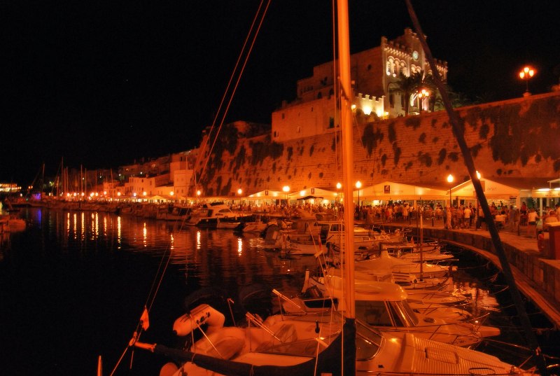 Le marché nocturne du port de Ciutadella à Minorque, en Espagne